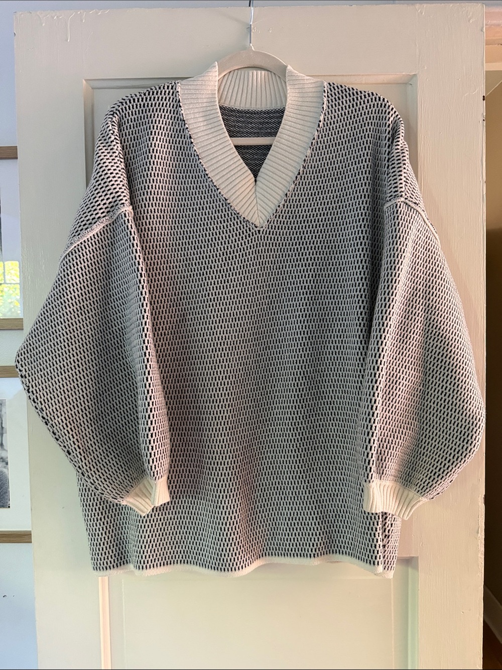 Women's V-Neck Textured Knit Sweater - Black & White